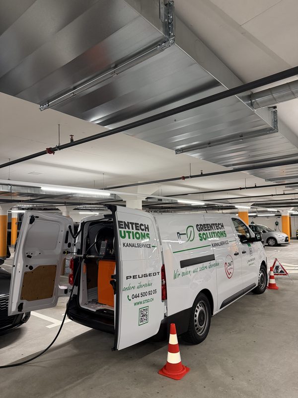 Greentech Fahrzeug mit geöffneter Seitentür und Equipment