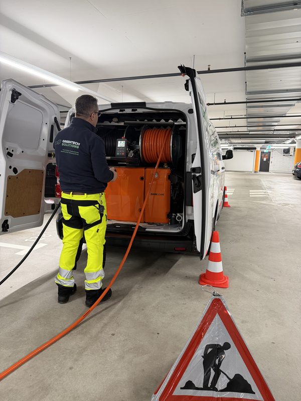 Greentech-Mitarbeiter mit Warnzeichen bei Einsatzbeginn